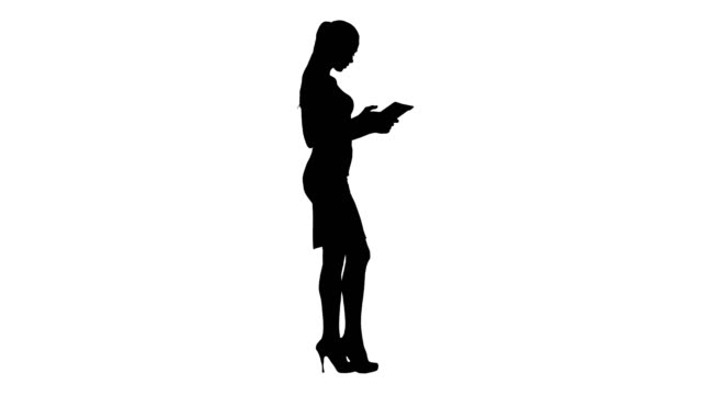 Silhouette-schöne-junge-Erwachsene-Womann-Spaß-Spiel-mit-tablet