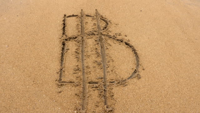 Bitcoin-Kryptowährung-Zeichen-auf-Sand-geschrieben.-Flutwelle-spült-die-Inschrift-Bitcoin