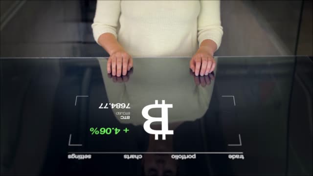 mujer-con-proyección-Bitcoin-en-panel-interactivo