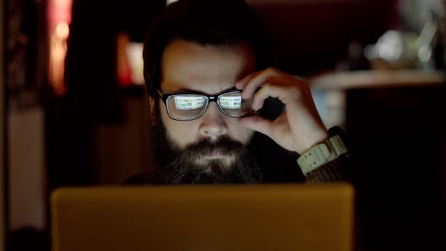 Hombre-con-gafas-usando-Tablet-PC