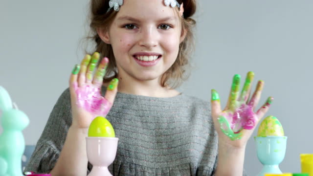 Kunsttherapie.-Teen-Mädchen-zeigt-bemalte-Hände