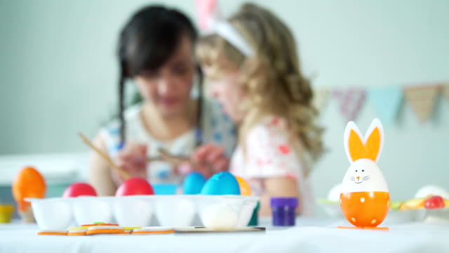 Mutter-und-Tochter-bereiten-sich-auf-Ostern