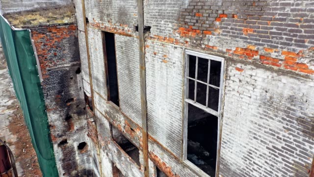 Edificio-de-ladrillo-dañado-sin-ventanas-después-de-la-guerra.