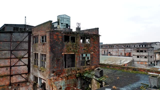 Verlassene-Fabrik-mit-verschiedenen-Gebäuden-im-Industriegebiet-am-Rande-des-Stadtveräfts-in-Luftsicht.