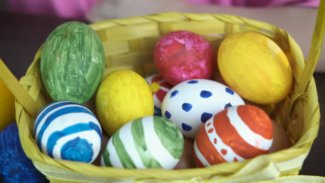 Un-niño-pone-huevos-de-Pascua-en-una-cesta.