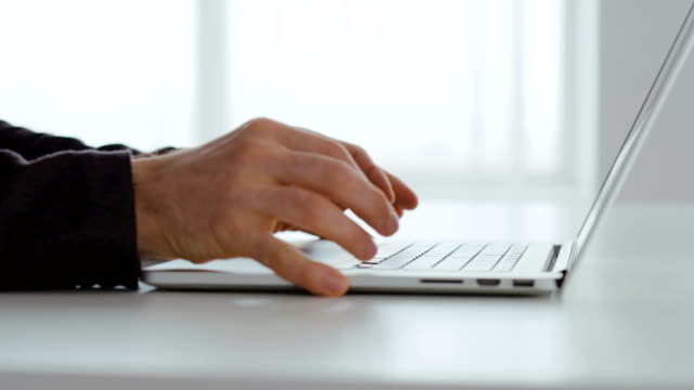 comunicación-de-negocios-en-línea-manos-escribiendo-Laptop