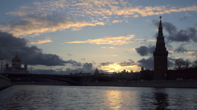Panoramablick-auf-den-Moskauer-Fluss-bei-Sonnenuntergang-Dolly-Schuss