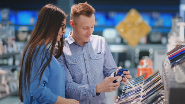 Couple-at-tech-store-looking-for-a-new-mobile-phone