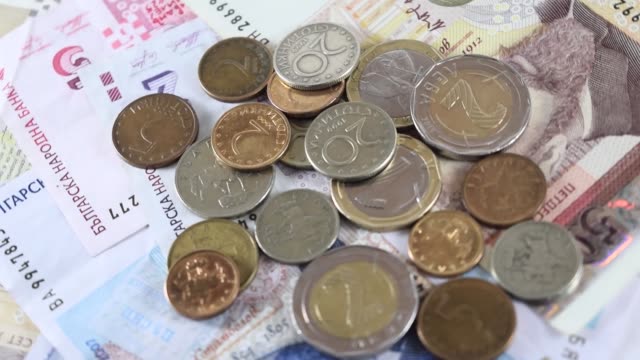 Billetes-de-moneda-búlgara-y-monedas-rotatorias.
