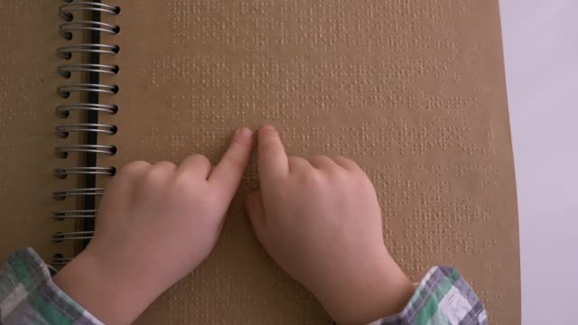 Sehbehinderte-Kind-las-Braille-Buch-mit-Zeichen-Schriftart