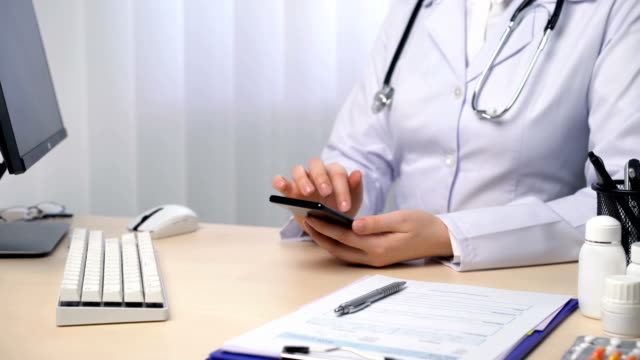 Gesundheits-und-Arzt-Apps,-Arzt-mit-Smartphone,-Schieber,-Tippen,-Scrollen