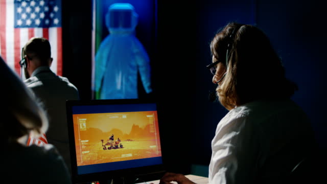 Los-técnicos-de-misión-de-Marte-trabajando-en-su-escritorio