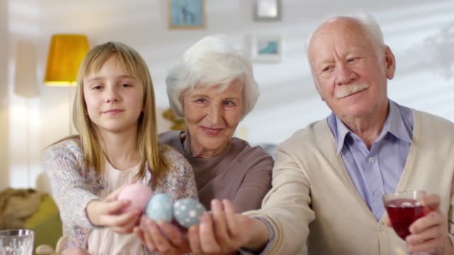 Retrato-de-niña-y-abuelos-celebrando-la-Pascua