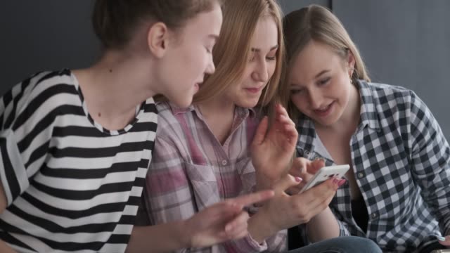 Mädchen-aus-Teenagern-haben-Spaß-daran,-Medieninhalte-auf-dem-Handy-zu-beobachten