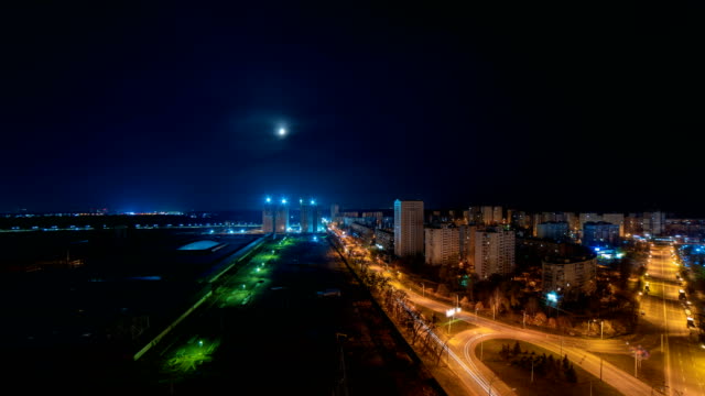 The-moon-above-the-night-city.-time-lapse