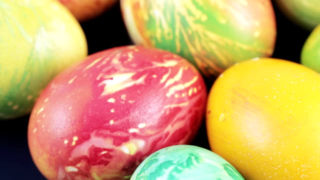 Los-huevos-de-Pascua-multicolor