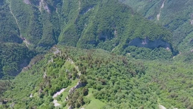 Bewaldete-Kaukasus-Berge.-Luftaufnahme.