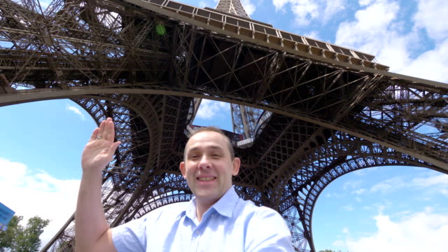 Mann-macht-Selfie-mit-Blick-auf-Eiffelturm-in-Paris-in-4k-Zeitlupe-60fps