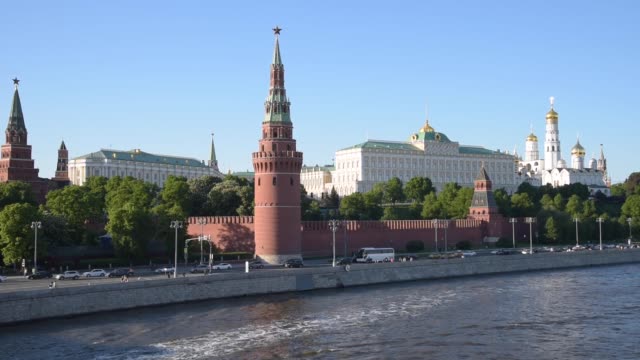 Blick-auf-den-Moskauer-Fluss-und-den-Kreml-an-einem-sonnigen-Tag