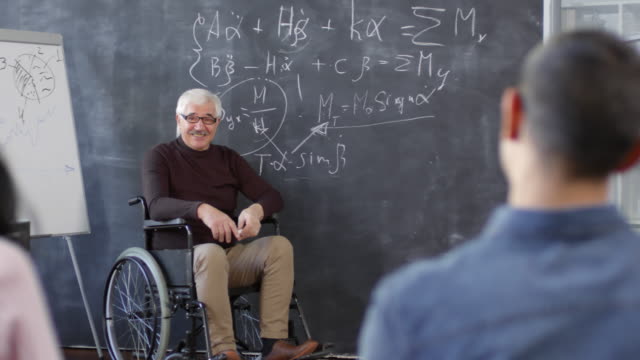 Retrato-de-profesor-de-Ciencias-discapacitadas-en-el-trabajo