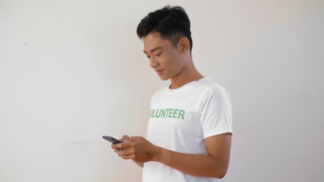 Voluntarios-adolescentes-usando-el-teléfono