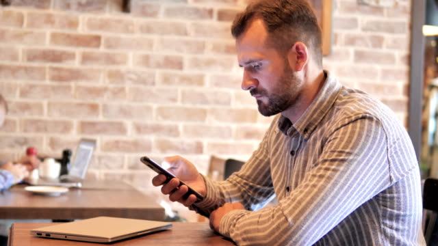 Hombre-Barba-Usando-Smartphone,-Mensajes-de-Texto