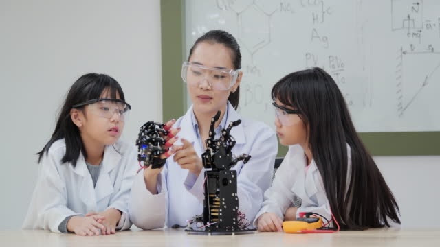 Group-of-Student-and-Teacher-in-robot-class.
