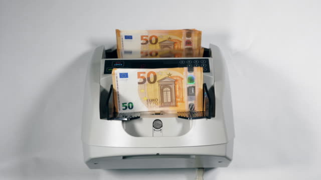 Counting-device-checks-euro-banknotes-automatically.