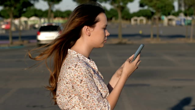 Junge-Frauen,-die-die-Straße-hinuntergehen-und-auf-ihre-Smartphones-schauen,-ignorieren-und-kollidieren.-Süchtig-nach-sozialen-Netzwerken.-Antisoziale-Millennials,-Technologie-und-Kommunikation