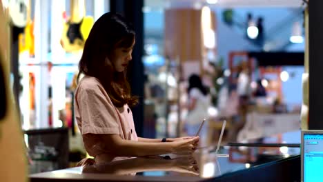 Mujer-joven-pagando-escaneando-código-QR-con-teléfono-inteligente
