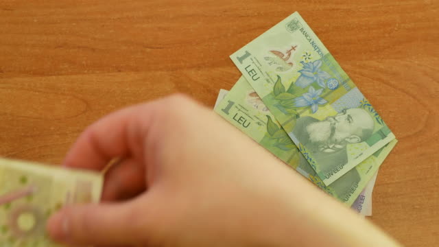 Hand-verteilt-Euro-Geld-auf-dem-Schreibtisch