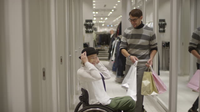 Paraplegiker-Frau-versucht-auf-Outfit-im-Store