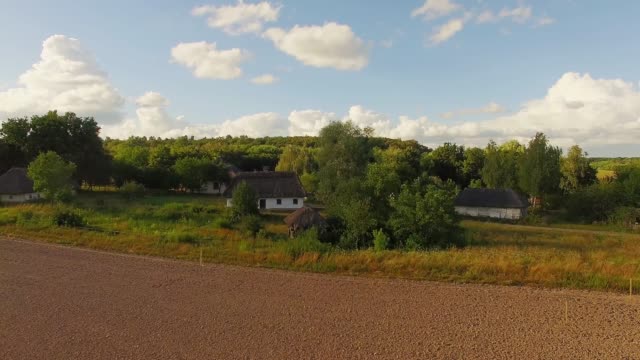 Luftaufnahme-des-alten-Dorfes-und-des-gepflügten-Feldes