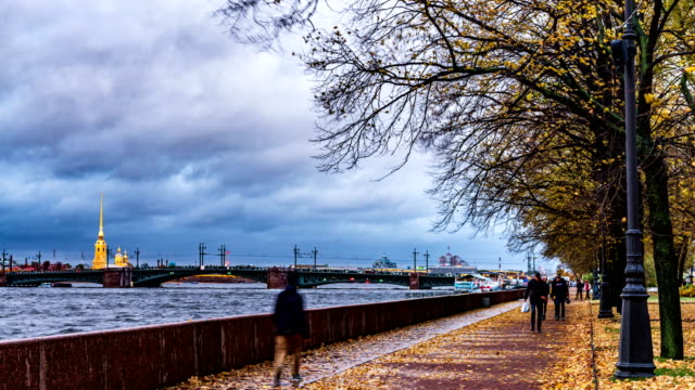 St.-Petersburg,-Russland,-Zeitraffer-Fotografie-Ansicht-der-Schlossbrücke-und-der-Peter-und-Paul-Festung,-Herbstzeitraffer