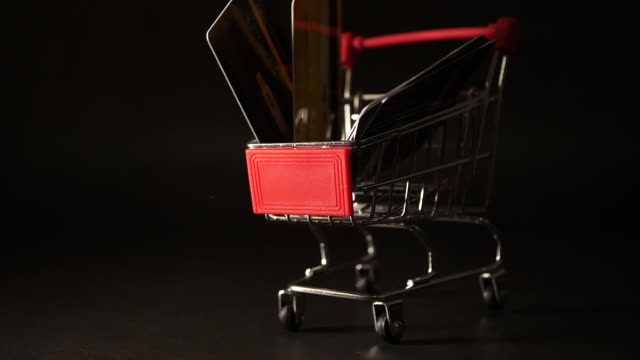 Kreditkarte-fällt-auf-Mini-Einkaufswagen