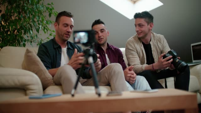 Tres-amigos-haciendo-un-video-vlog-juntos.-Disparo-a-cámara-lenta