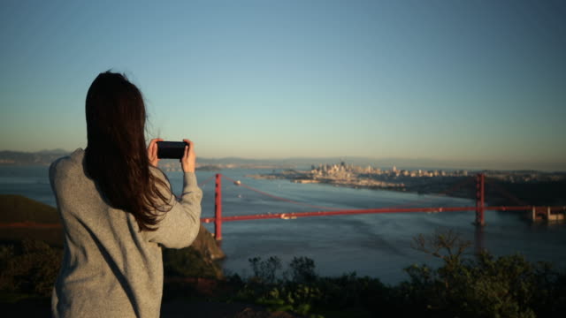 Mujer-fotografiando-el-puente-Golden-Gate,-San-Francisco