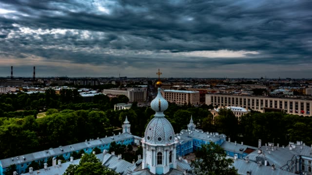 Blick-auf-die-Stadt-Sankt-Petersburg-von-der-Smolny-Kathedrale,-Zeitraffer-dramatischen-Himmel