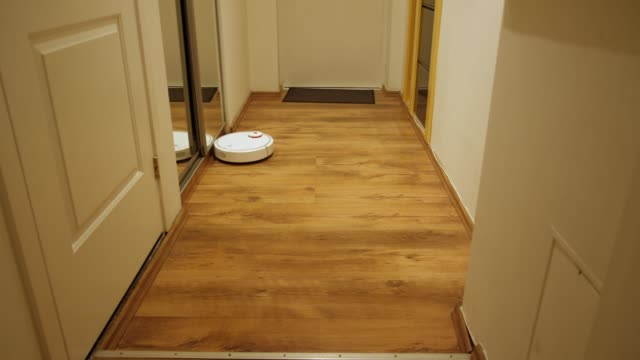 Robot-vacuum-cleaner-removes-the-hallway-time-lapse