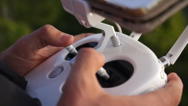 Hände-bedienen-Drohne-Fernbedienung-mit-Joystick