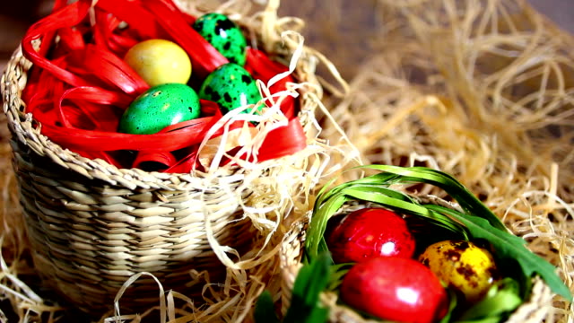 Adorable-huevos-de-Pascua-en-cestas