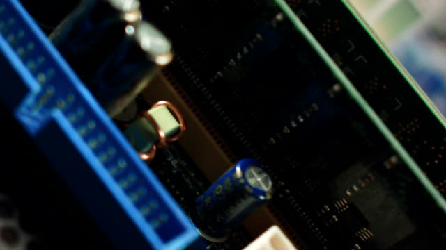 Speicher-Slots-Nahaufnahme-auf-Motherboard-Chipsatz-mit-Kabelverbindung