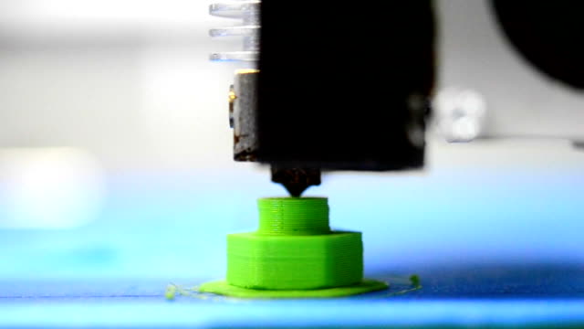 3D-Drucker-druckt-aus-Kunststoff-Figur-in-der-Form-Schraube