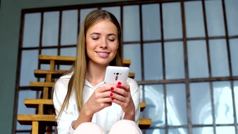 Junges-Mädchen-Nutzung-Handy-für-soziale-Netzwerke-surfen-oder-Online-messaging
