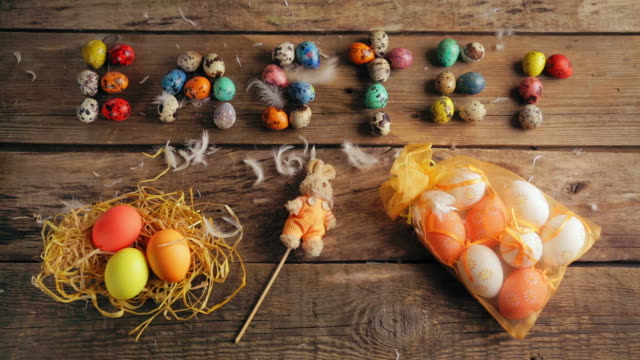 Composición-de-huevos-y-un-conejo-de-juguete