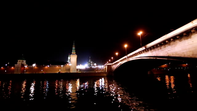 Moskauer-Kreml-in-der-Nacht-und-Brücke-über-den-Fluss