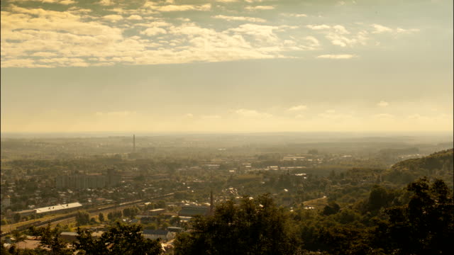 Morgen-Zeitraffer-in-der-Stadt-mit-bewegte-Wolken.-Morgensonne-Strahlen.-Lviv,-Ukraine.