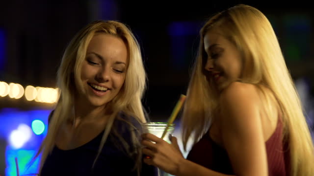 Zwei-verführerische-Blondinen-genießen-Partymusik,-sexy-Mädchen-flirten-im-Nachtclub