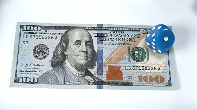 Würfeln-Sie-Schleifen-auf-Dollar-Banknoten,-Slow-Motion-4K