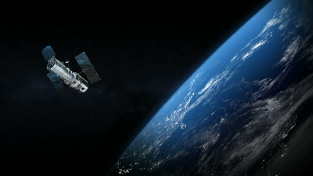 Räumliche-Satelliten-um-die-Erde-in-den-Weltraum